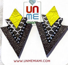 Cargar imagen en el visor de la galería, Leather Triangle Earrings

